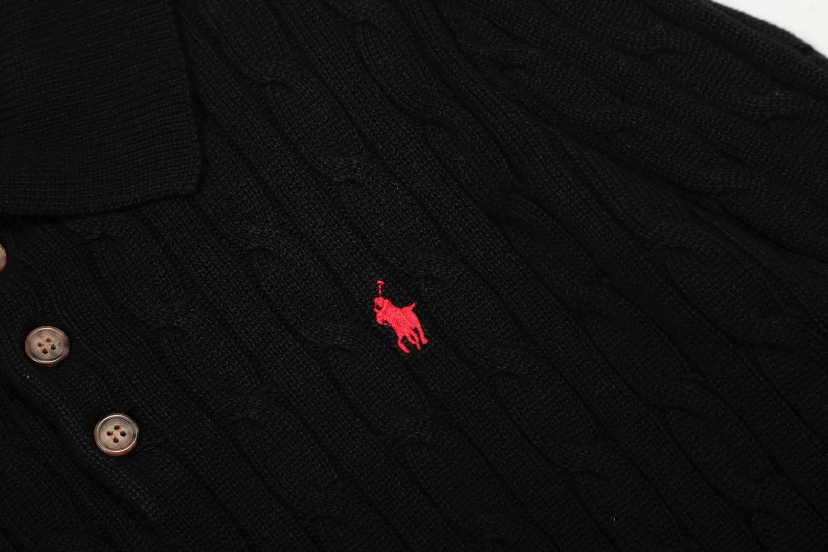 P250 Top quality" Style number: DS862# (not off the shelves all year round) [Ralph Lauren autumn and winter solid color pony embroidery logo knitted POLO lapel sweater] ✅Ralph Lauren Ralph Lauren classic basic lapel POLO same style knitted autumn and winter sweater for men and women ✅Main supplier platform live broadcast Wholesale entity Replenish when out of stock Not off the shelf ✅ZP quality 1:1 version Scan the code to enter the GF website Counter quality ✅Details and quality The only one in Guangzhou Imported high-quality cotton yarn, focusing on high-end, cost-effective, good quality needless to say ✅The version is restored to the original order, the maximum size can be worn up to 190 pounds, loose, comfortable and stress-free ✅The upper body is simple and easy to match, a must-have for men ootd, good-looking clothes are never picky, a must-have recommendation for couples' wardrobes Size: S-XL Color: Black White Gray Khaki Navy Blue White Label Navy Blue Red Label